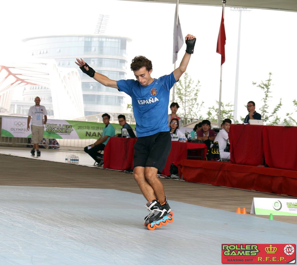 Enrique realizando un derrape con camiseta azul de España en Nanjing 2017